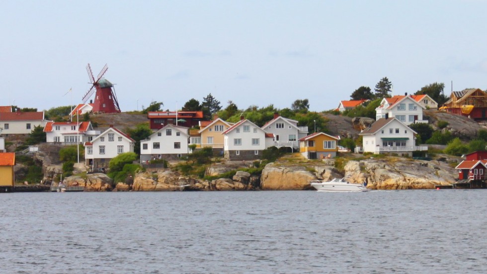 Fiskeläget Mollösund på Orust hade 959 invånare för hundra år sen. Nu finns ca 200 fast boende men desto fler sommargäster.