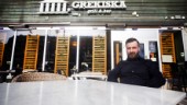 Han öppnar uteserveringen – en månad tidigare