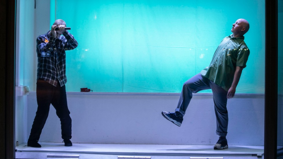 Norrdans dansare Jesse Swarts och Jonathan Starr från konceptet Windows, som går ut på att visa dans i skyltfönster.