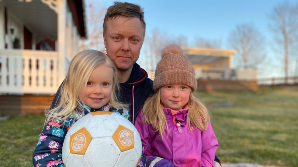 Christian Simonsson tillsammans med döttrarna Moa och Ella, vid hemmet i Perstorp utanför Vimmerby. I maj får familjen tillökning.