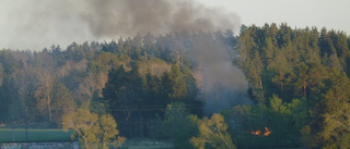 Brand i skogsparti nära järnvägen