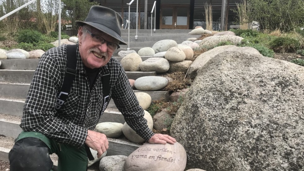 Stenhuggaren Kristian Lund har använt Astrid Lindgrens budskap i talet Aldrig Våld och skrivit Aldrig mera krig på sina stenar för att föra fram budskapet om fred.