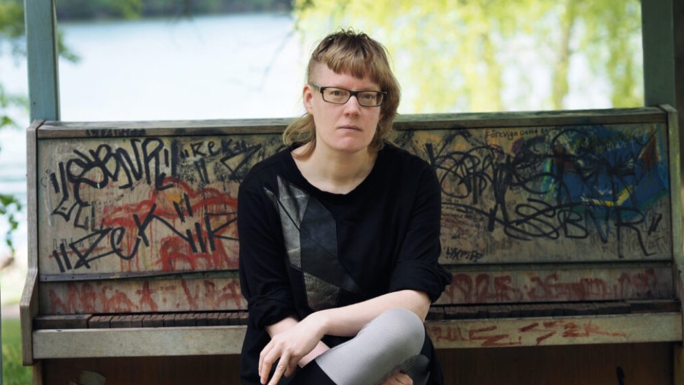 Helena Österlund är en prisbelönad författare och poet. "Att spegla sig i någon annans vatten" är andra delen i hennes självbiografiska romanprojekt som inleddes med "Min sårbara kropp".