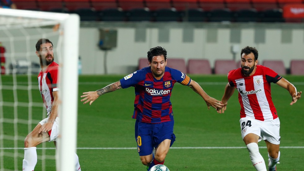 Lionel Messi stormar fram mot Athletic Bilbao, men det blev inga mål för argentinaren på tisdagen, istället avgjorde Ivan Rakitic för Barcelona.