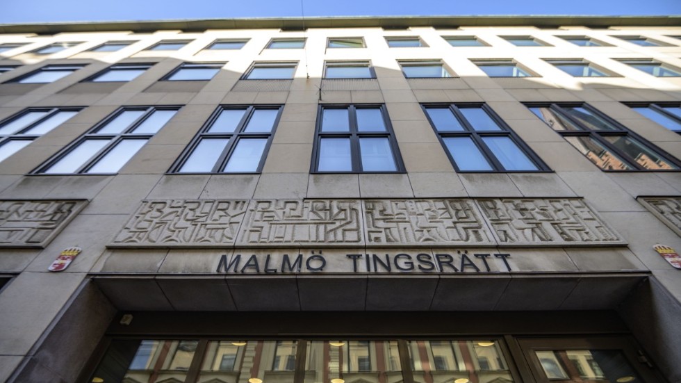 Malmö tingsrätt dömer en mäklare att betala tillbaka 6,2 miljoner till köparna av en tomt som mäklaren lurat till sig med ett förfalskat gåvobevis. Arkivbild.