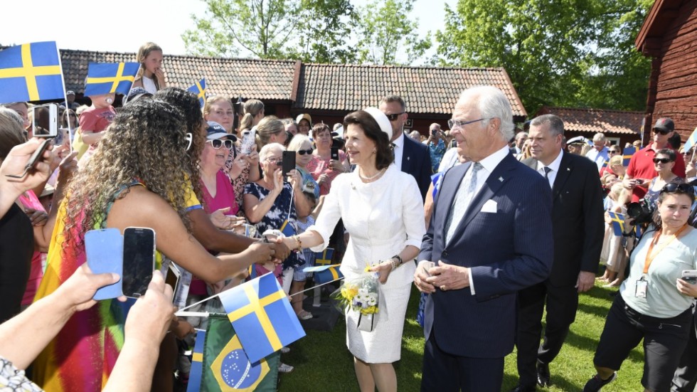 Är 2005 ströks Annandag pingst som helgdag och ersattes av 6 juni.
Kung Carl XVI Gustaf och drottning Silvia under nationaldagsfirande vid Gammelgården i Ludvika.
