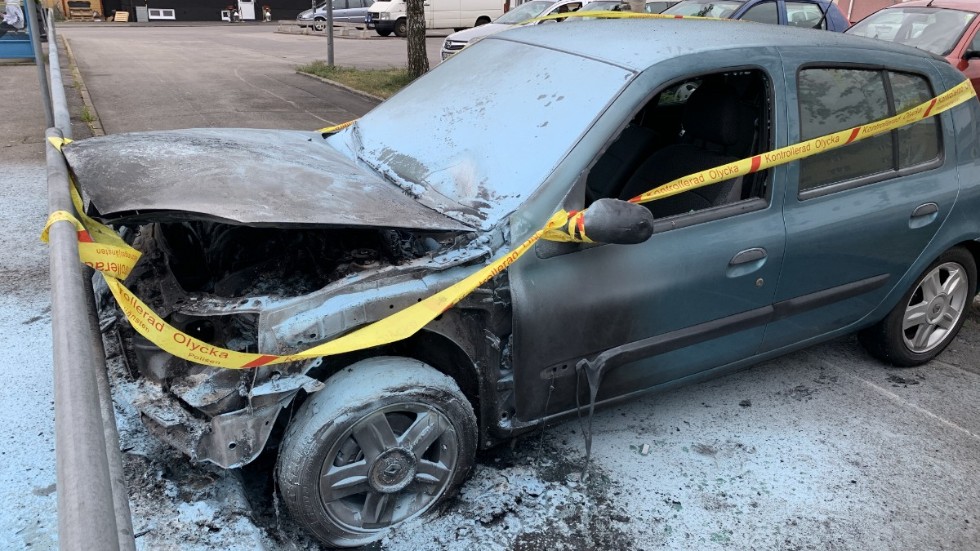 SOS-larmet kom 03.18. Enligt inringaren brann en bil på en parkering, men det visade sig vara två bilar som brann.