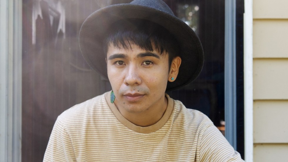 Ocean Vuong är född i Vietnam 1988 och uppväxt i USA. Han debuterade som poet med "Natthimmel med kulhål". I USA blev romanen "En stund är vi vackra på jorden" snabbt en kritikerhyllad bästsäljare.