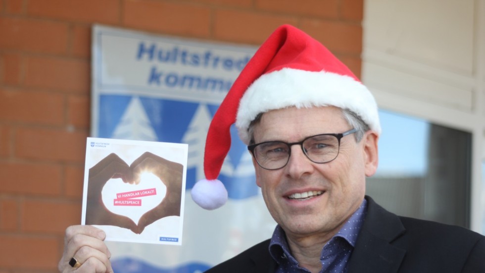 Vi lät kommunalrådet Lars Rosander bli tomte, dagen då Hultsfreds kommun började dela ut en tidig julgåva till cirka 1 700 personer.