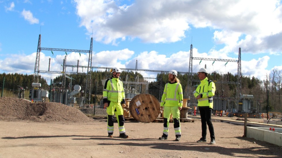 Den första etappen i bygget av en ny kraftledning är igång. Här diskuterar projektledarna Lars Berg och Erik Bengtsson arbetet tillsammans med Eons tillförordnade regionchef Björn Persson.