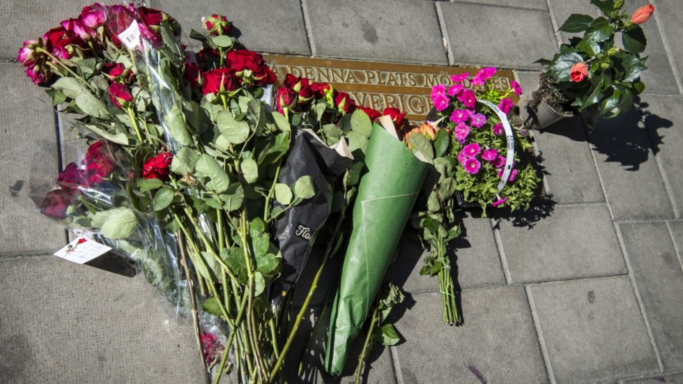 Blommor vid platsen där statsminister Olof Palme mördades på Sveavägen. Bild från 10 juni 2020.