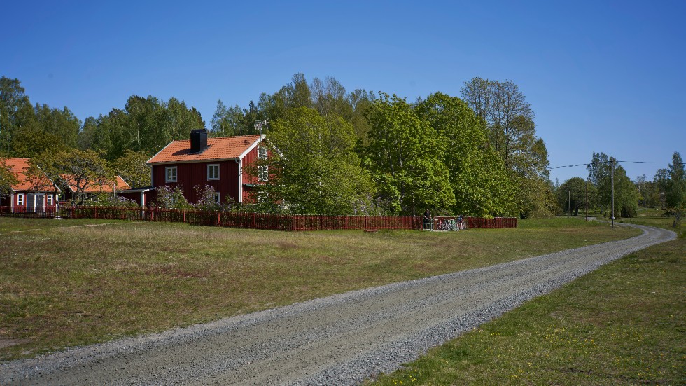 Gården Hagaslätt, som Hans och Catharina Carlén hyr, ägs av Bostadsbolaget. Den ligger en knapp kilometer från Hasselö sand, där båten lägger till. Planen är att smygöppna verksamheten till midsommar.