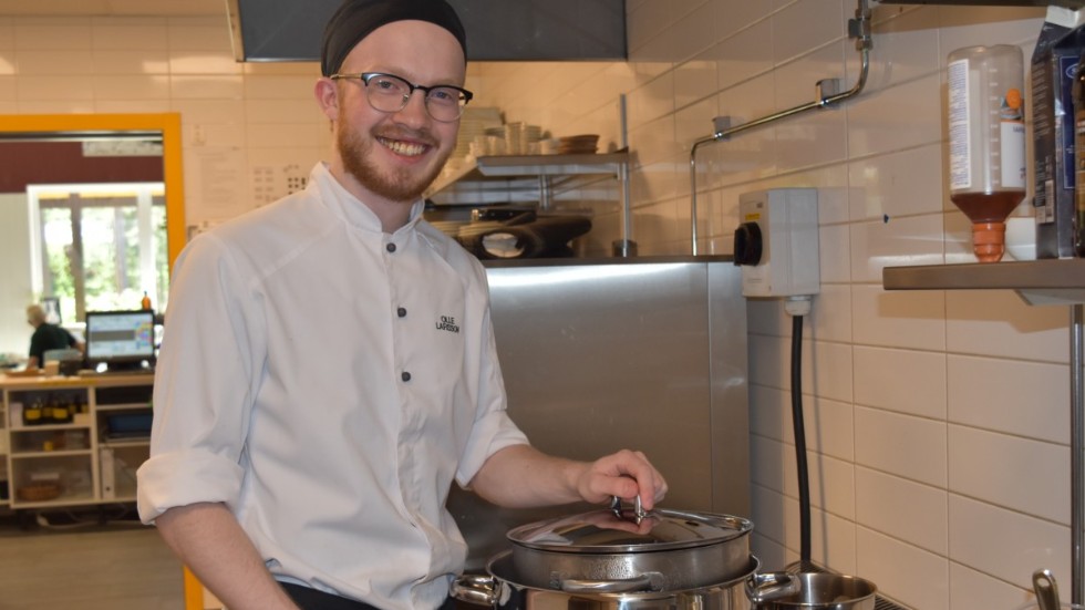 Olle Larsson jobbar är en av två kockar på restaurang Skogen Småland i sommar. Nu söks ytterligare två kockar och lika många serveringspersonal.