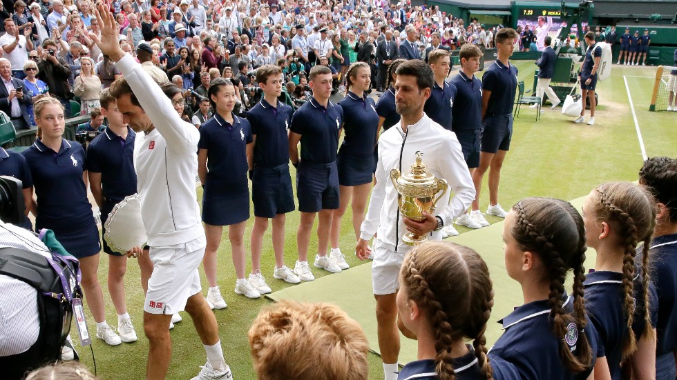 Wimbledon är ett av få lyckligt lottade idrottsevenemang som försäkrat sig mot pandemier. I fjol vann serben Novak Djokovic, höger, finalen mot Roger Federer, Schweiz. I år är tävlingen inställd.