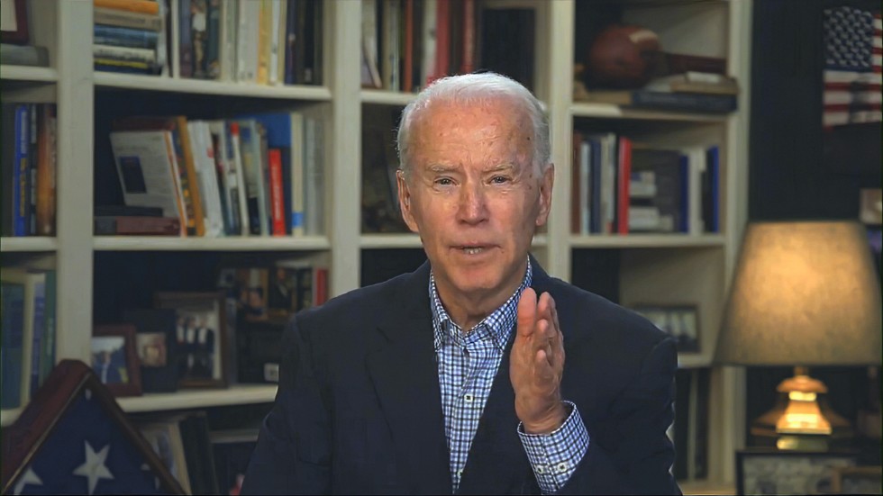 Presidentkandidaten Joe Biden framför den vita bokhylla som varit hans fond de senaste månaderna.