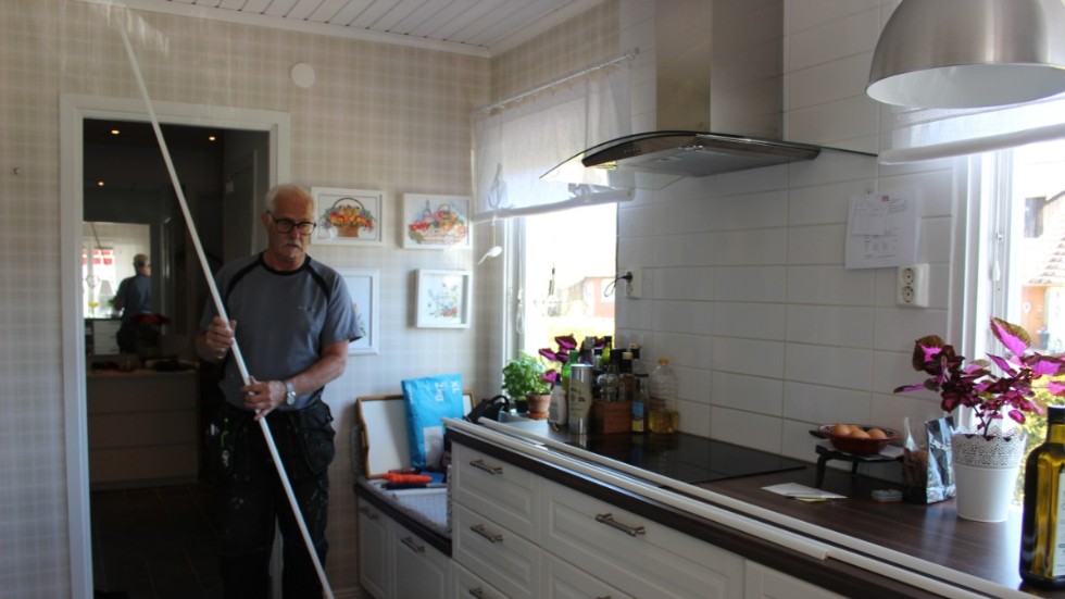 Torbjörn Nyström får nu tid för att lägga nya golvlister i sitt kök.