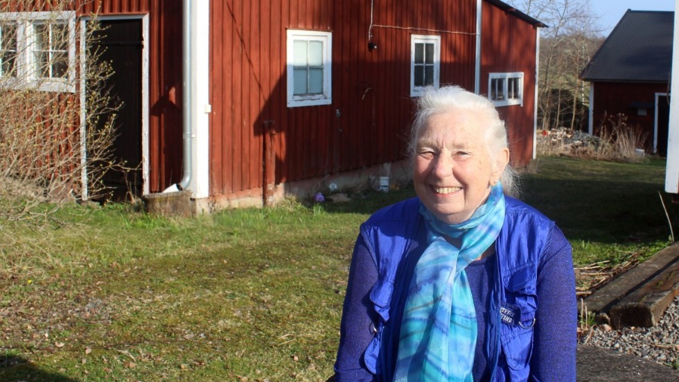 81-åriga Kerstin Naidu Sjöswärd tilldelas priset Årets eldsjäl. Växtkraft Kindas vd Andreea Bernicu var en av flera som delade ut priset under onsdagen.