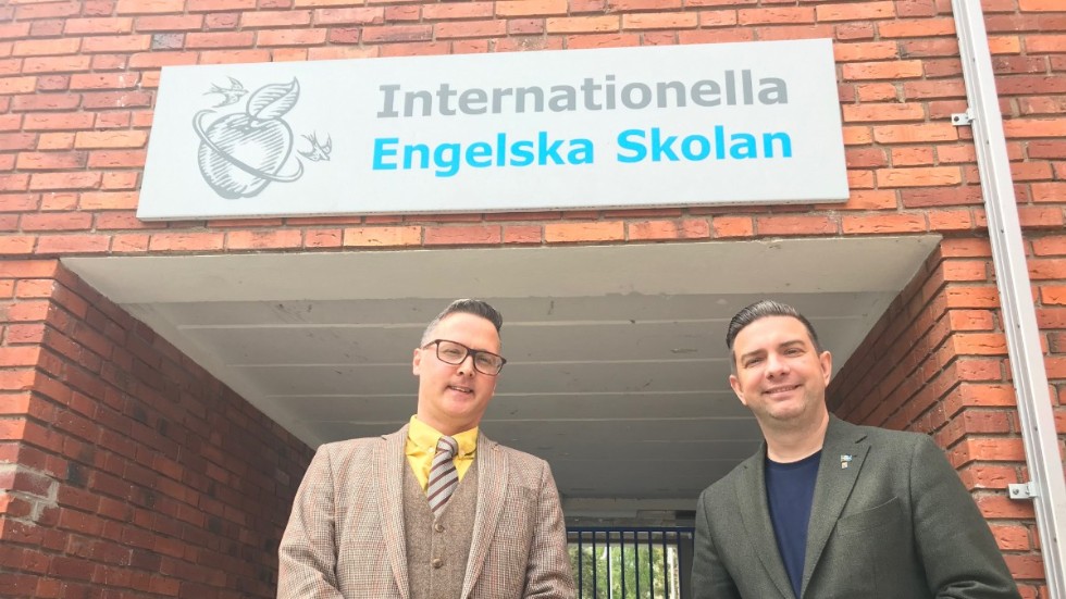 Här ser vi Damian Brunker (till vänster i bild) när han 2020 tillträdde som rektor på Fröslundaskolan i Eskilstuna. Bredvid honom står kommunstyrelsens ordförande Jimmy Jansson (S) som hälsade Damian Brunker välkommen. 