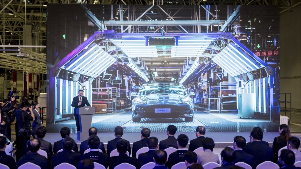 Amerikanska Tesla bygger sedan några månader tillbaka även bilar i Kina. Här visar vd Elon Musk i januari i år upp Model 3 i den nya fabriken utanför Shanghai.