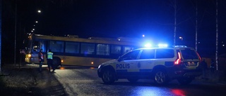 Se bilderna på bussen som blockerade vägen