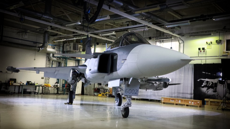 Sverige har beställt 60 Gripen E-plan. Nu har det första överlämnats till Försvarets materielverk. 