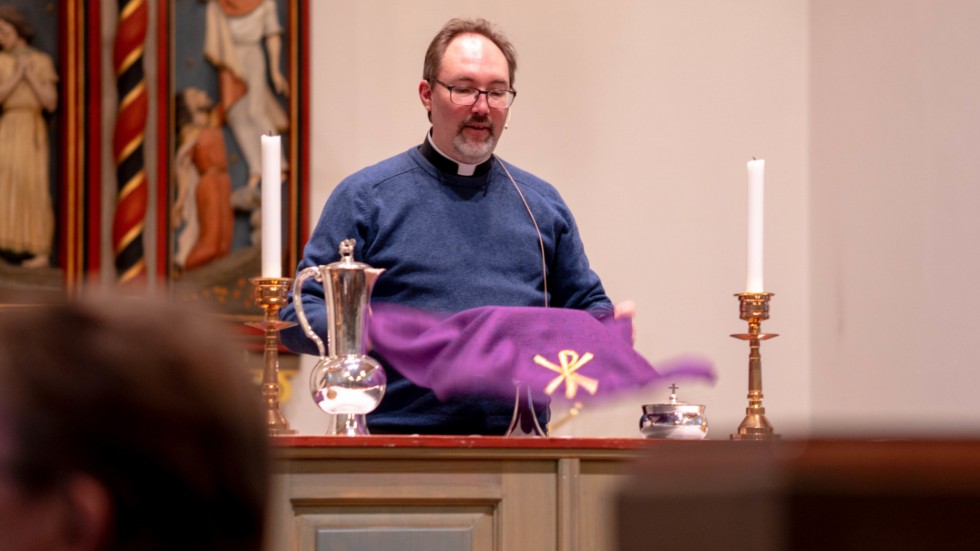 Kyrkoherde Mikael Eriksson, tillika ordförande i kyrkobeskrivningskommittén i Linköpings stift, höll i utbildningen, där man satte fokus på kyrkans textilier. "Jag har ett stort intresse för kyrkliga inventarier".