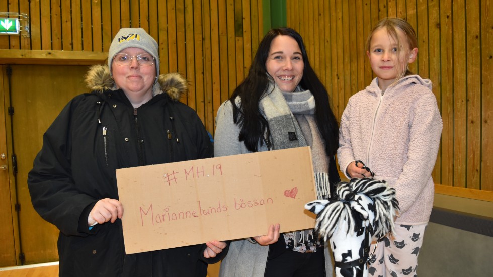 Mona Brag och Emelie Lundell tar ett lokalt initiativ i insamlingen till Musikhjälpen och arrangerar bland annat en käpphästtävling. En idé de fick av Julia Johnsson som rider käpphäst. 