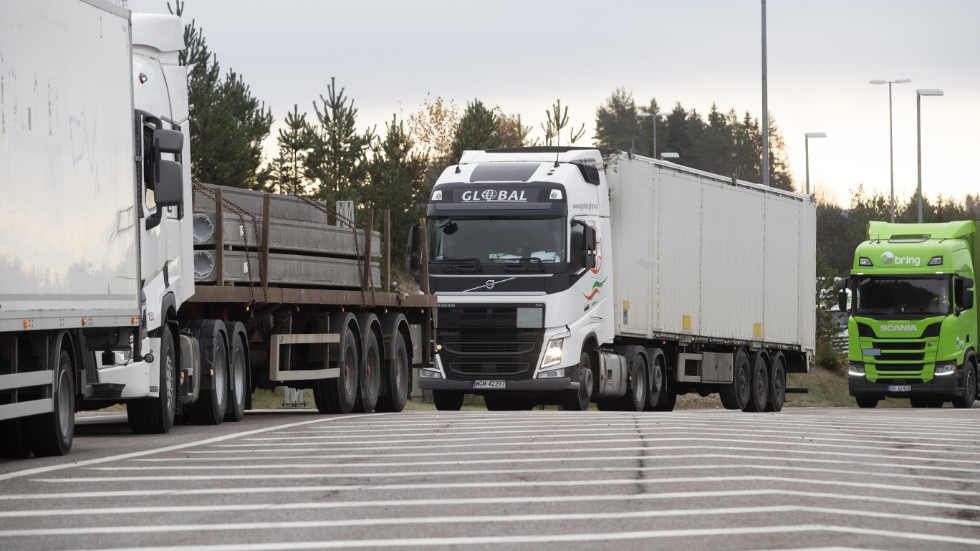 Den nya grundregeln är att respektive EU-lands lagar och löner ska gälla för alla lastbilar i landet – även utländska.