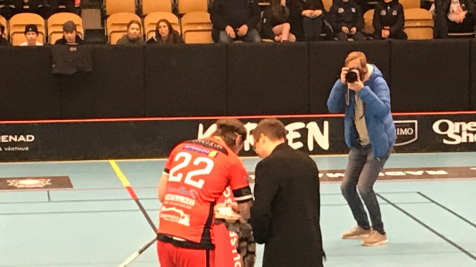 Martin Hovlund skriver på för Solfjäderstaden, här tillsammans med sportchefen Jens Larsson.