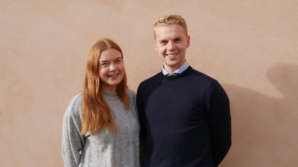 Uppsalastudenterna Matilda Engqvist och Oscar Hagman tävlar framöver i Business law challenge.