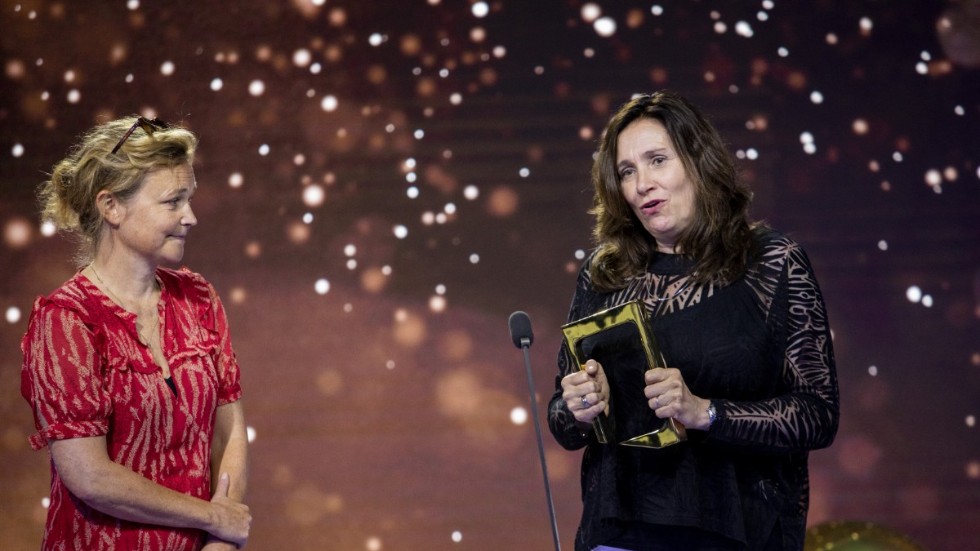 Producent Elisabeth Tangen och regissör Sara Johnsen tar emot priset för bästa dramaserie för serien "22 juli".