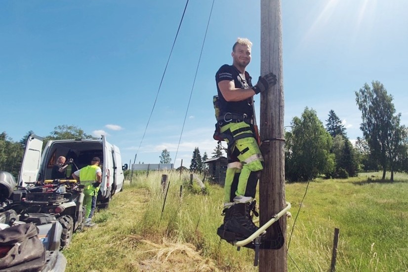 Henrik Christensen klättrar upp och tar ner kopparledningen. På de ställen där det går fler ledningar på samma sträcka plockas kopparledningen ned för hand.