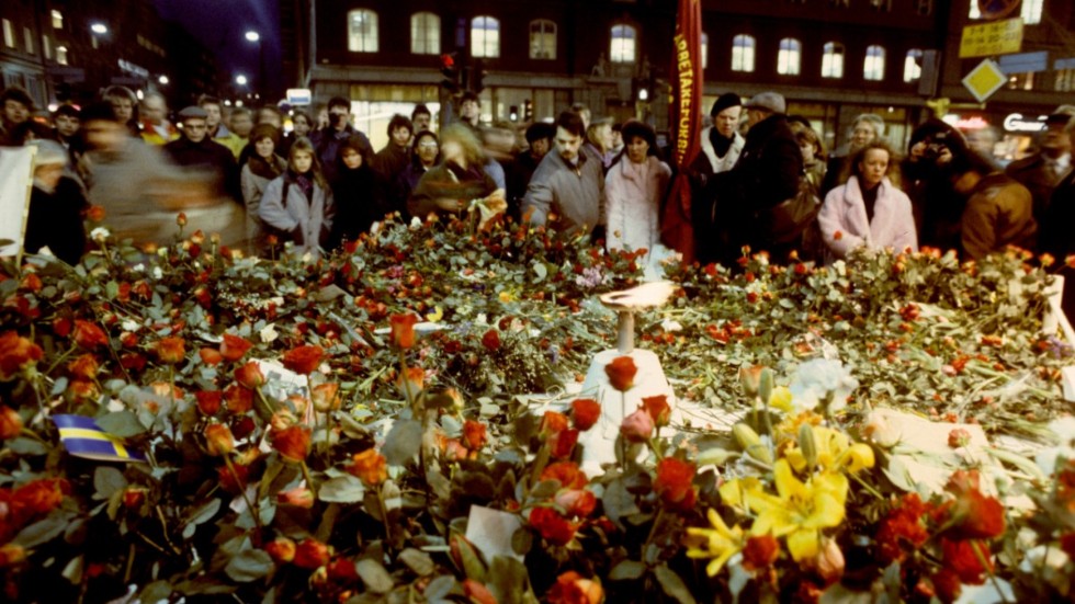 Sörjande människor lägger blommor på mordplatsen vid hörnet av Sveavägen och Tunnelgatan i mars 1986, för att hedra den mördade statsministern.