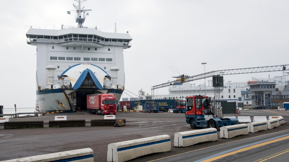 Lastbilar rullar av en färja i hamnen i Trelleborg – samma hamn där heroinsmugglingen upptäcktes. Arkivbild.