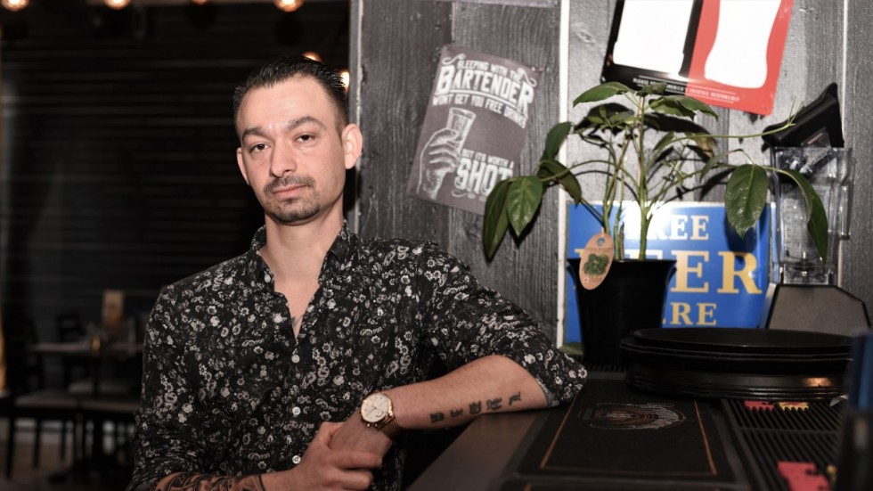 "Vi kommer inte att släppa in mer än så många sittplatser vi har" säger Durhan Elezovic på Burgers & Beers som väljer att hålla öppet på nyår.