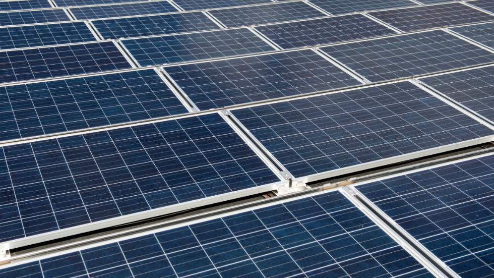 Det är bara under 20 procent av årets timmar som det är möjligt att producera el med solceller, skriver signaturen Göran J.