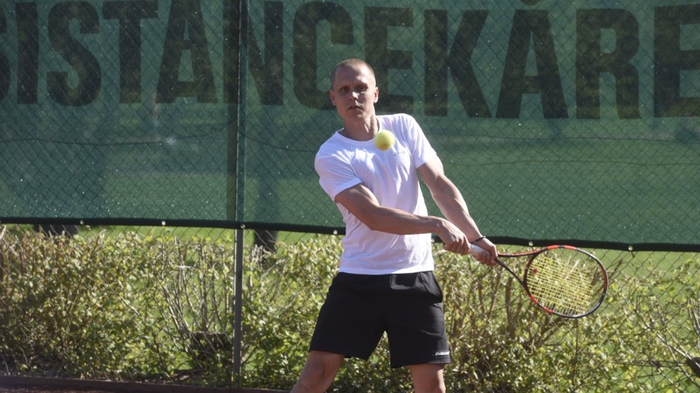 Nu är tennisen igång på Källängsbanorna i Vimmerby igen. Här slår Johan Nilsson in en backhand. 