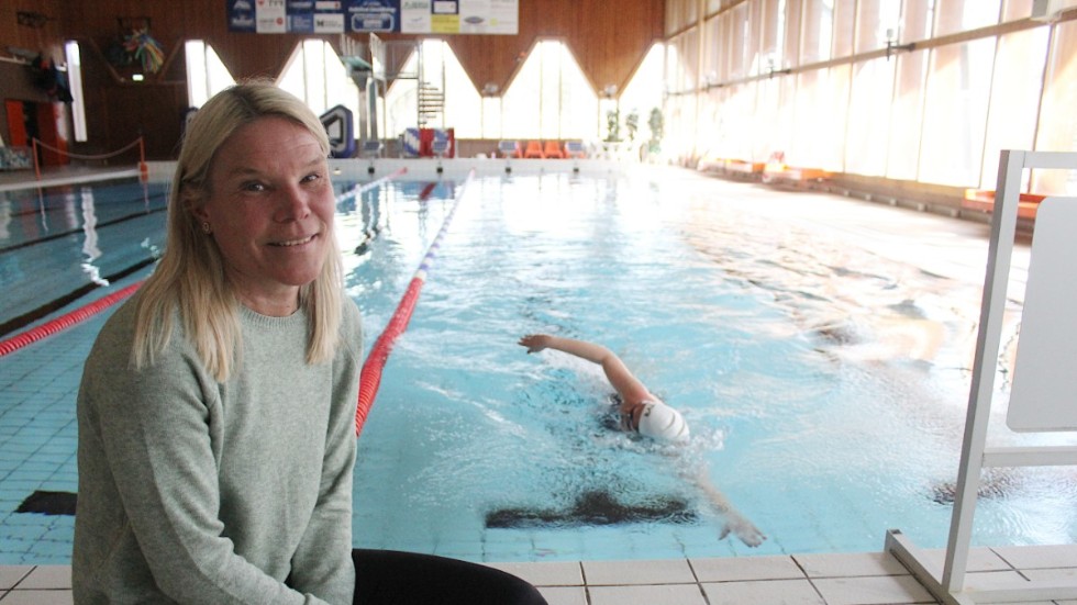 "Inte mycket folk, men simhallen håller öppet som vanligt", säger Lena Borgstrand. Annica Lind är glad att hon kunnat fortsätta simma.