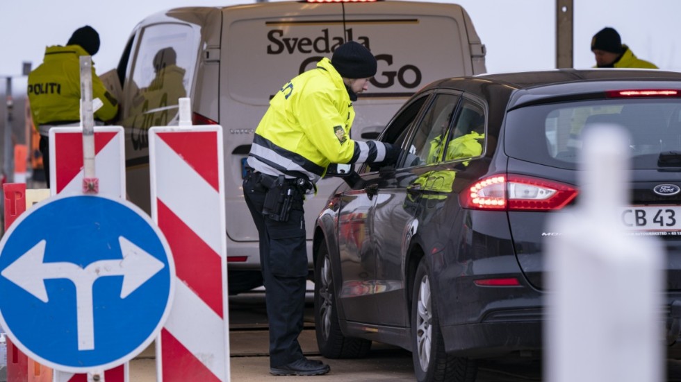 För att stoppa coronaviruset har Danmark infört bland annat gränskontroller mot Sverige. På bilden stoppas trafiken i riktning mot Danmark över Öresundsbron på Pepparholmen.