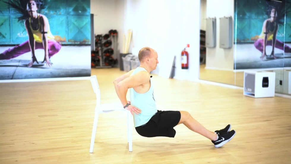 Personlige tränaren Mikael Lindh visar övningar på hur man kan träna överkroppen.