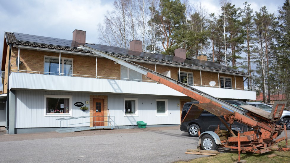 Hyresfastigheten på Genvägen i Gullringen består av tre lägenheter och en verfksamhetslokal. Rune Glimnér räknar med att solcellerna ska klara fastighetens elförsörjning.