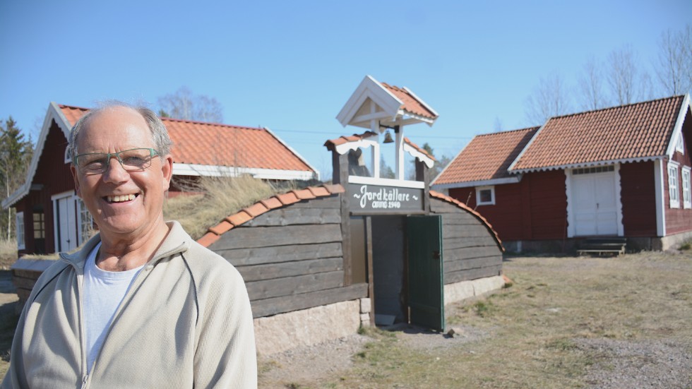 Rein Soowik vid sitt senaste projekt. Jordkällaren i Nyttorp tycker han kan vara en av de finaste i Småland och i bakgrunden en stuga helt byggd av material från en nerplockad mangårdsbyggnad i Knabbarp.