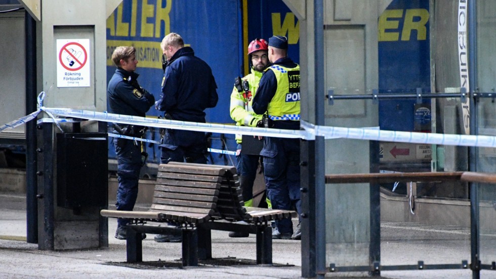 Polis och räddningstjänst på plats efter att en kvinna blivit påkörd av tåget på Lunds centralstation i början av december i fjol sedan en man knuffat ner henne från perrongen. Arkivbild.
