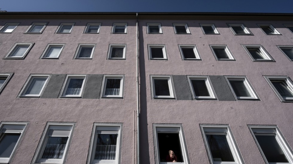 "I Sverige behöver det byggas cirka 700 000 lägenheter under de kommande tio åren och dessa bostäder ska subventioneras av staten så att de blir tillgängliga för alla oavsett inkomst", skriver debattörerna.