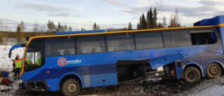 Minst två skadade i bussolycka
