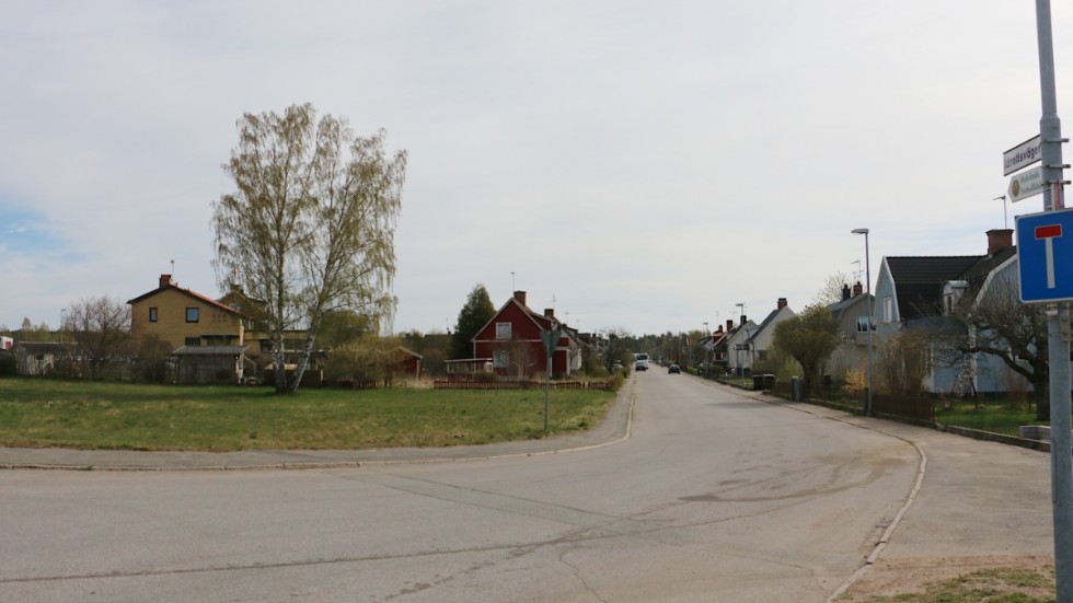Här i korsningen mellan Idrottsvägen och Storgatan ligger de två tomterna som lagfartssammanträdet gäller.