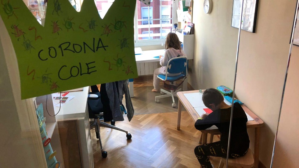 Två barn i Madrid gör sitt skolarbete hemma i bostaden i den 11 mars sedan skolorna stängts. Några dagar senare infördes utegångsförbud för alla barn i hela Spanien. Men snart kan spanska barn tillåtas gå ut för att leka igen. Arkivbild