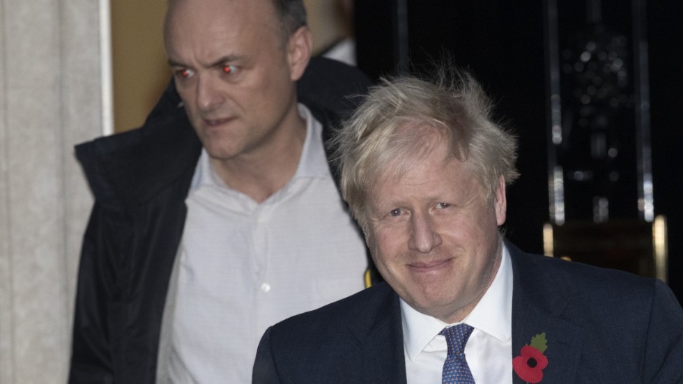Storbritanniens premiärminister Boris Johnson och rådgivaren Dominic Cummings på väg ut från 10 Downing Street i London. Bilden är från i oktober i fjol.
