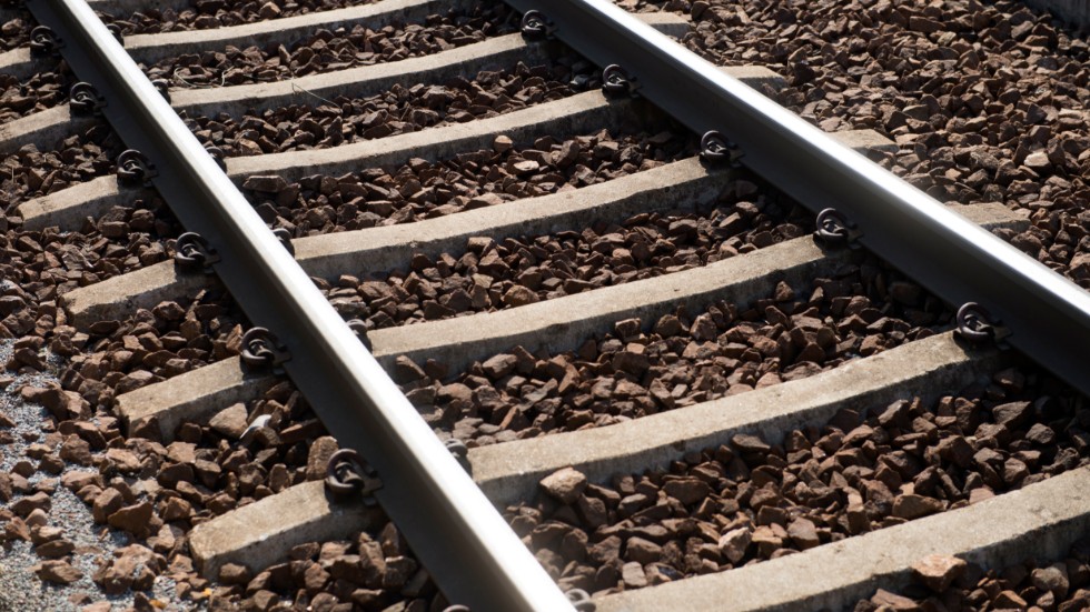 För att järnvägen verkligen ska öka sin marknadsandel krävs att godstågens längd kan tillåtas öka från 630 meter till 750 meter genom att man inför längre förbifartsspår, skriver debattören.
