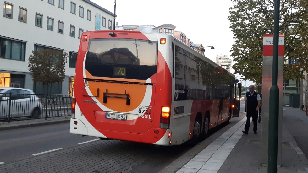 Unga bussförare behövs i arbetslivet. EU: s regler ställer till stora problem i kollektivtrafien; det hävdar debattören. 